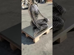 Gran escultura moderna de figuras humanas de metal abstracto