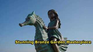 Estatua de bronce de tamaño natural de una niña montando un caballito de mar
