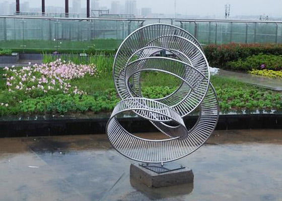Un buen precio. Escultura de acero inoxidable de la cinta del metal para la decoración al aire libre en línea