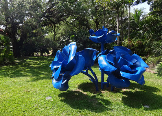 Un buen precio. Escultura de rosas de metal azul pintado / escultura de flores de jardín de metal para la decoración en línea