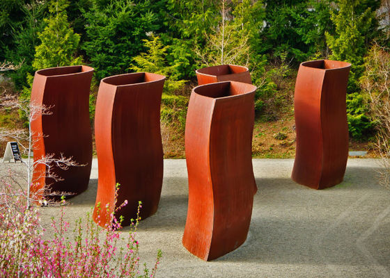 Un buen precio. Plantadores abstractos de la flor del metal, potes de acero únicos de Corten que sueldan con autógena el arte en línea