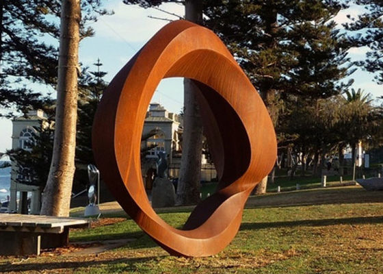 Un buen precio. El acero de Corten aherrumbró las esculturas del jardín del metal, arte de acero al aire libre de la escultura en línea