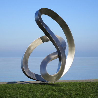 Un buen precio. Escultura de cinta fluida de acero inoxidable cepillado Arte reflexivo contemporáneo para espacios de lujo en línea