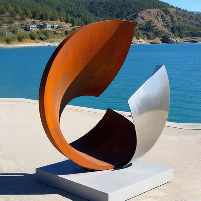 Un buen precio. Escultura de pescado de acero y acero inoxidable con corrosión natural como decoración en línea