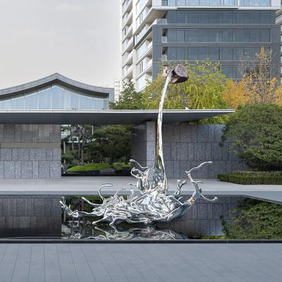 Un buen precio. Escultura de fuente de agua para exteriores de acero inoxidable con diseño de bucle para decoración en línea