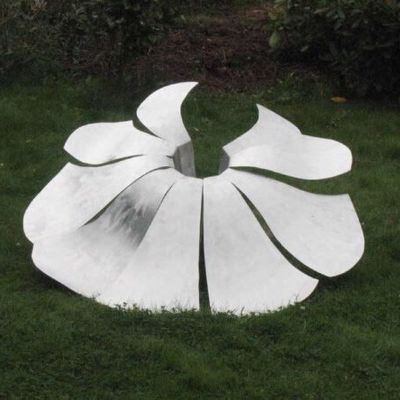 Un buen precio. Escultura de acero inoxidable decorativa para jardín con forma de flor de arte moderno en línea