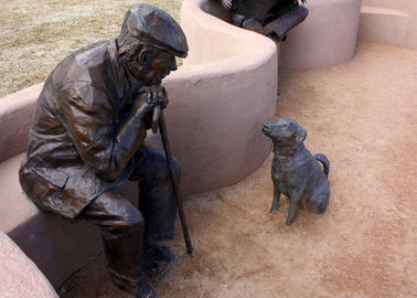Un buen precio. Viejo hombre y estatua de bronce del perro para la decoración del público del jardín en línea