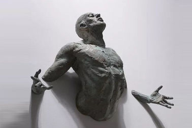 Un buen precio. Figura escultura del hombre de la pared de la estatua del bronce del final del bastidor del diseño exhibida en hotel en línea