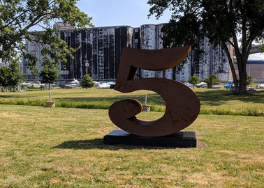Un buen precio. Escultura de acero para al aire libre, estabilidad de Corten de la decoración del jardín del número 5 de la corrosión en línea