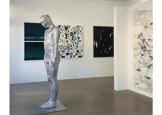 Un buen precio. Figura derecha escultura del acero inoxidable del hombre del final de tamaño natural de Matt de los Ss en línea