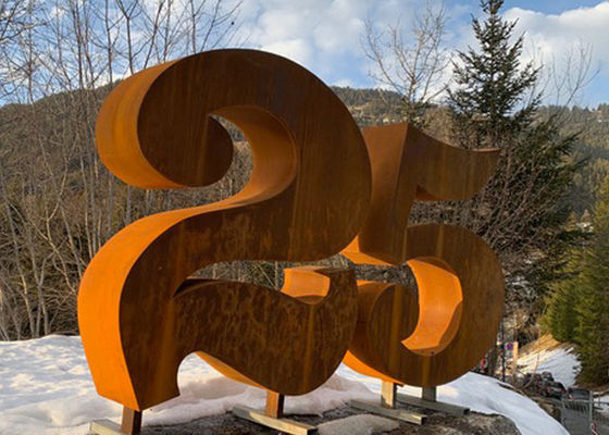 Un buen precio. Escultura oxidada urbana del acero de Corten del número 25 del jardín de la soldadura en línea