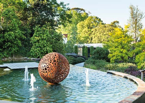 Un buen precio. Escultura de Rusty Corten Steel Hollow Ball para el jardín en línea