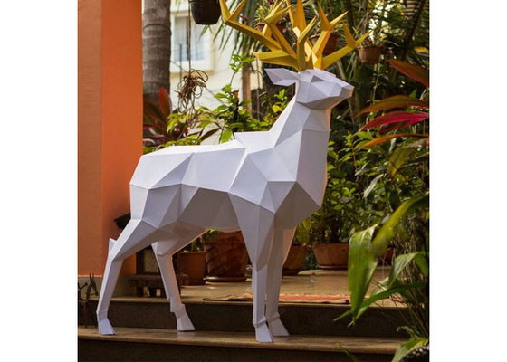 El blanco y la escultura al aire libre de la fibra de vidrio de los ciervos de la decoración del jardín del oro pintaron