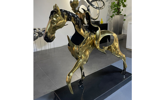 Color oro pulido escultura de bronce de lanzamiento de cobre amarillo del caballo de la decoración casera