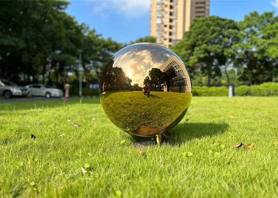 Un buen precio. Esculptura de bolas de acero inoxidable de espejo de oro para la decoración del jardín en línea