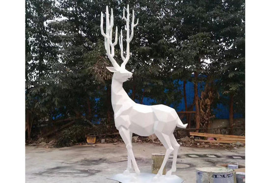 Un buen precio. Esculptura de animales Estatua de venado de fibra de vidrio al aire libre Color blanco en línea