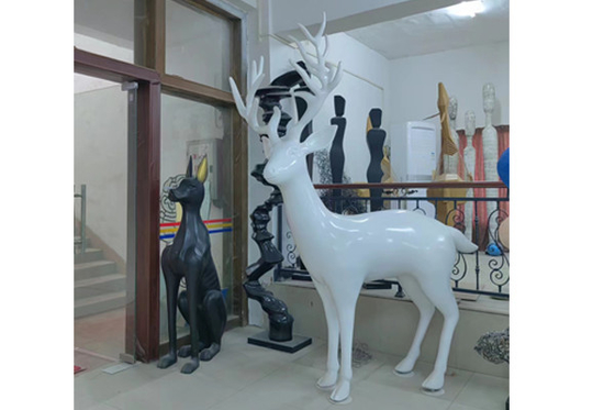 Un buen precio. Arte público Estatua de animales Fibra de vidrio Escultura de venado blanco para decoración al aire libre en línea