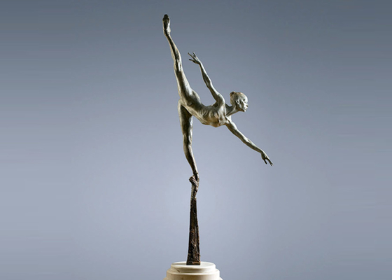 Estatua de bronce de la bailarina moderna en exteriores