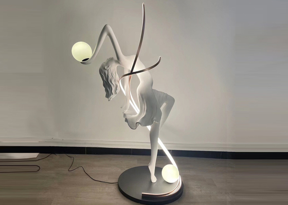 Jardín y decoración del hogar Mujer blanca pintada Escultura de acero inoxidable con luces