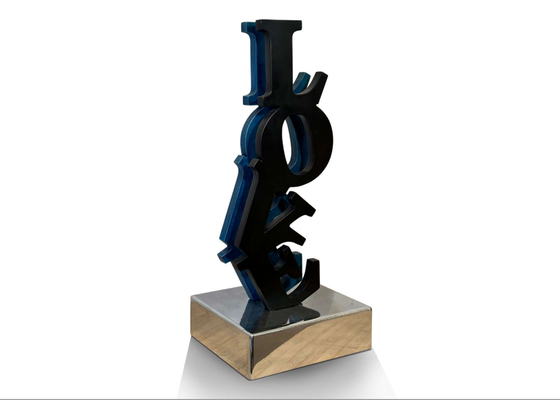 Un buen precio. Art Decorativo Acero inoxidable negro y azul Escultura de amor con base pulida en línea