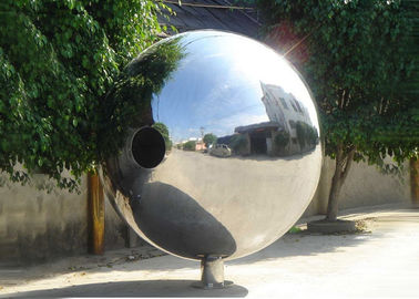 Un buen precio. Bolas decorativas al aire libre pulidas del acero inoxidable de la escultura del metal para la decoración de la yarda en línea