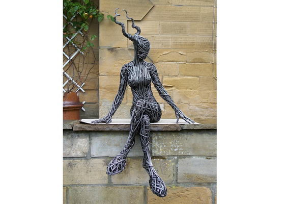 Un buen precio. Escultura de mujer de alambre de acero inoxidable para exteriores en línea