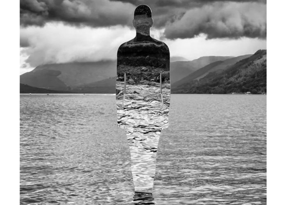 Un buen precio. Espejo pulido de acero inoxidable hombre invisible escultura decoración pública en línea