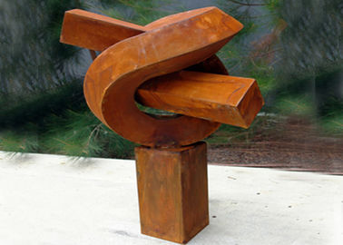 Un buen precio. El público moderno creativo aherrumbró la escultura de acero de Corten para el anuncio publicitario en línea