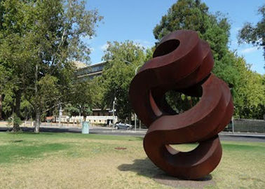 Un buen precio. Escultura aherrumbrada grande espiral del hierro, esculturas aherrumbradas modernas del jardín del metal en línea