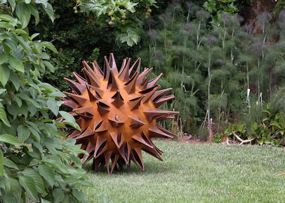 Un buen precio. Tamaño personalizado Esculptura de acero corten de pelota de espina de metal de jardín oxidado en línea