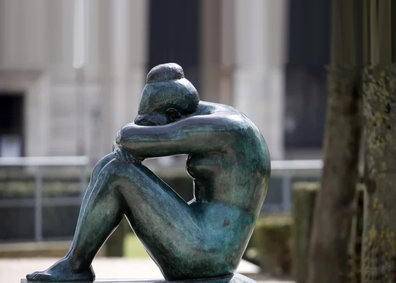 Un buen precio. Decoración de jardín Arte de bronce Pátina Meditatora Escultura de niña en línea