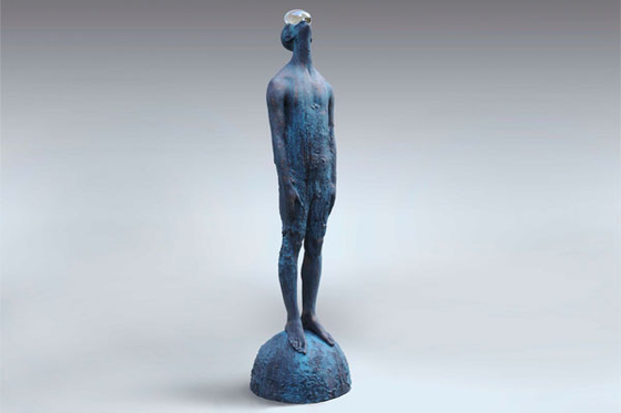 Un buen precio. 190 cm de altura tamaño natural hombre fundición escultura de bronce diseño de lluvia de vidrio en línea