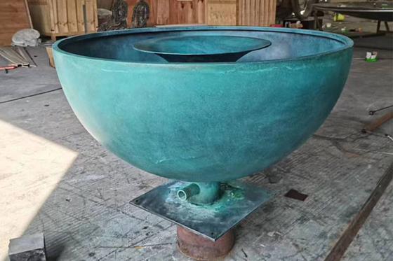 Escultura de fuente de agua de bronce antiguo para decoración de jardín con diseño de cáliz