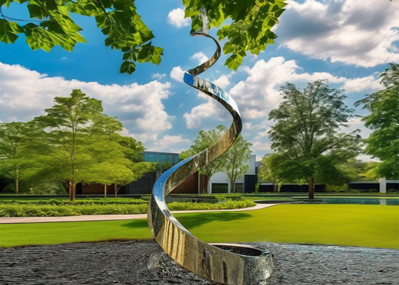 Estatua en espiral de acero inoxidable de alta calidad Puente de agua de jardín pulido Escultura de metal Artesanía de metal en venta