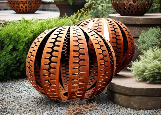 Gran Esfera oxidada Escultura de jardín de metal Corten Diseño de bola de acero Técnica de soldadura