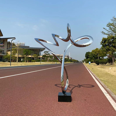 Un buen precio. Escultura decorativa de cinta pulida de acero inoxidable con base de piedra negra en línea