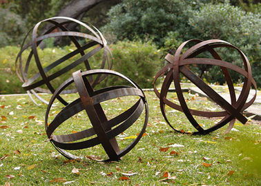Un buen precio. La bola de acero hueco del césped de Corten aherrumbró tamaño de la aduana de las esculturas del jardín del metal en línea
