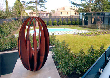 Un buen precio. Huevo oxidado del ornamento del jardín del metal de la diversa del tamaño del hueco escultura de acero de Corten formado en línea