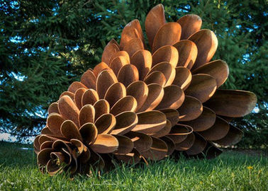 Un buen precio. Escultura oxidada de acero del cono del pino de Corten, escultura moderna del paisaje del metal en línea