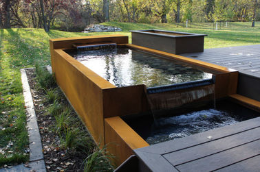 Un buen precio. Escultura moderna al aire libre oxidada formada de la característica de acero del agua de Corten en línea