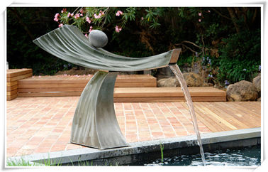 Un buen precio. La piscina adorna la fuente de la cascada, característica inoxidable del agua para el jardín en línea