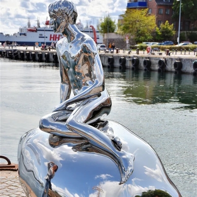 Un buen precio. Figura de tamaño natural Escultura moderna de hombre de acero inoxidable en línea