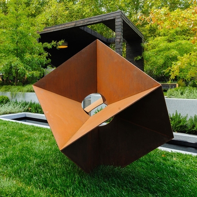 Cubo de escultura de mano de acero corten oxidado moderno para decoración exterior