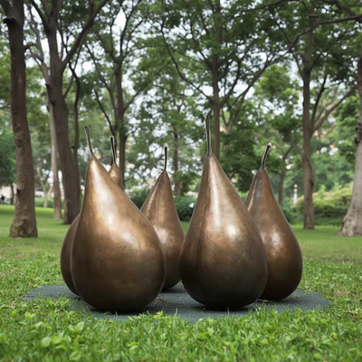 Estatua de peras fundidas de bronce
