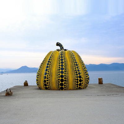 Escultura de calabaza de fibra de vidrio contemporánea y colorida al aire libre