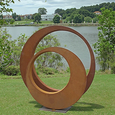 Esculptura de anillo de acero corten
