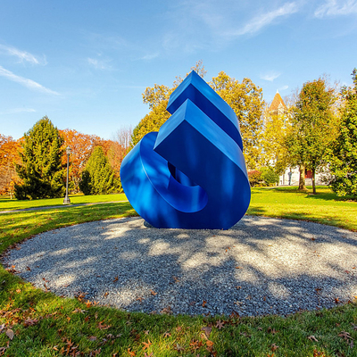 Punto focal de escultura metálica abstracta pintada de azul para patios, espacios comerciales y públicos