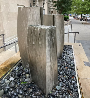 Fuente de cascada de escultura de metal de acero inoxidable para exteriores de jardín personalizada para decoración