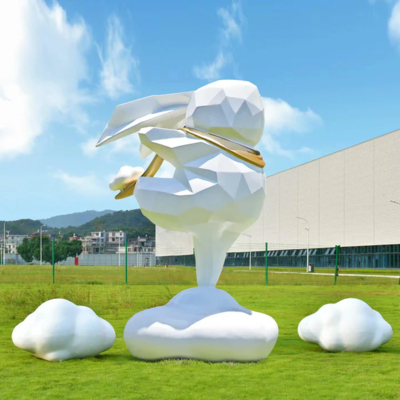Escultura de fibra de vidrio de conejo geométrico fino en la nube - Arte al aire libre de 200 cm de altura