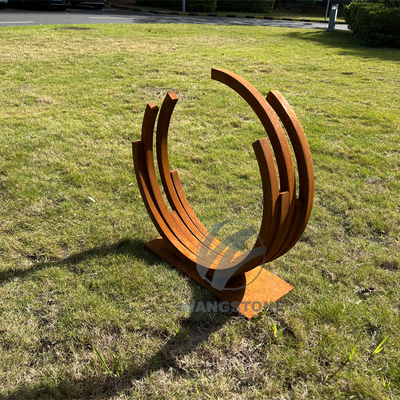 Esculturas ARC: Elegancia de acero corten a pequeña escala para jardín y escritorio